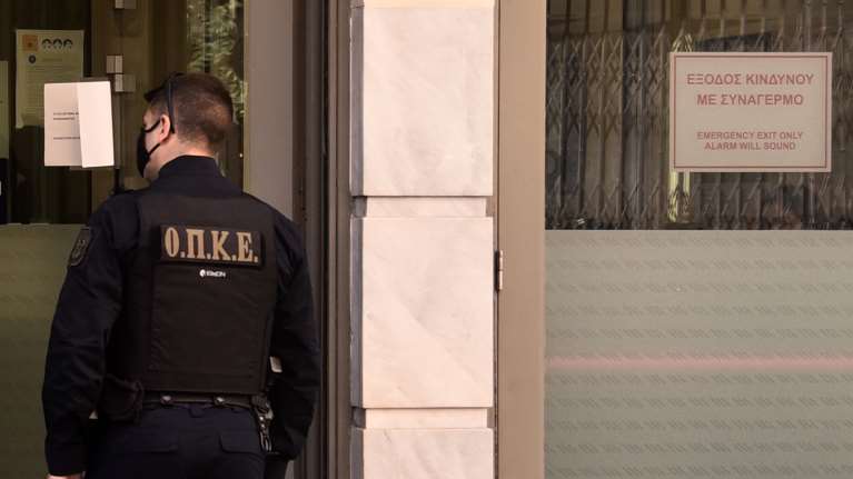 Ενοπλη ληστεία σε τράπεζα στο κέντρο της Αθήνας: Δράστες με καλάσνικοφ, βερμούδα και τατουάζ - Έβριζαν την... κυβέρνηση