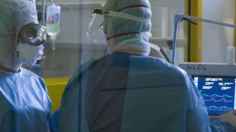 Πάτρα: Νόσησε με κορονοϊό, διασωληνώθηκε, τον έσωσαν οι γιατροί και τώρα... αμφισβητεί τον ιό [Ηχητικό]