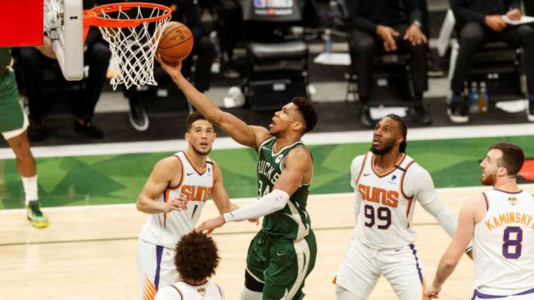 Τελικοί ΝΒΑ: Με 41 πόντους του σούπερ Αντετοκούνμπο οι Μπακς μείωσαν σε 2-1 και έμειναν ζωντανοί