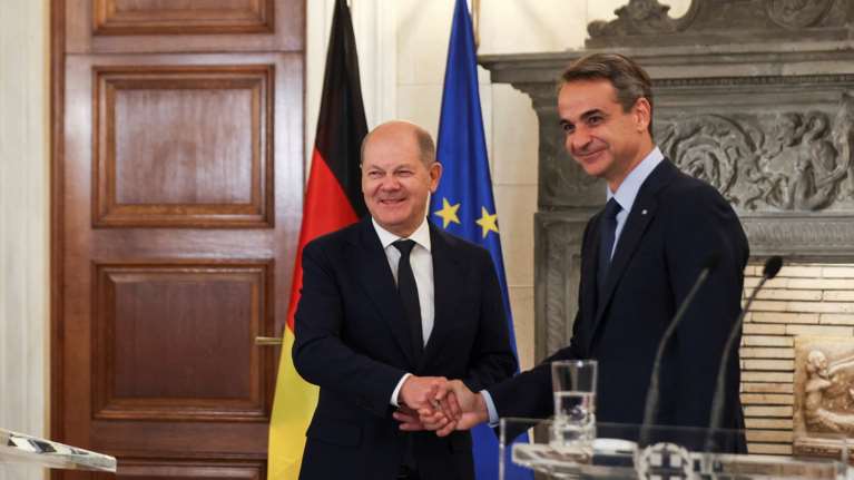 Μητσοτάκης: Η στιγμή που ο πρωθυπουργός λέει στα γερμανικά την παροιμία  στον Όλαφ Σολτς [βίντεο]