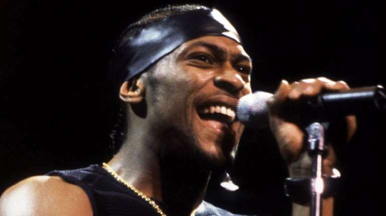 Πέθανε σε ηλικία 51 ετών ο βραβευμένος με Grammy τραγουδιστής D&#39;Angelo - Έχασε τη μάχη με τον καρκίνο