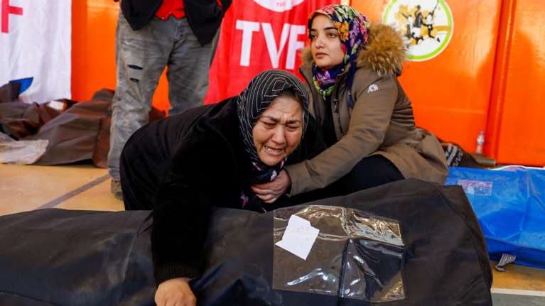 Σεισμός στην Τουρκία: &quot;Τσουνάμι&quot; αλληλεγγύης και στήριξης στη Θεσσαλονίκη - Συγκινεί ο μιρκός Γιωργάκης με τη δική του προσφορά