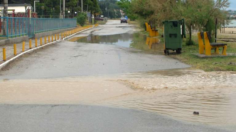 Εριξε... καρέκλες σε Θεσσαλονίκη και Χαλκιδική - Προβλήματα σε αρκετές περιοχές από την καταιγίδα [Εικόνες]