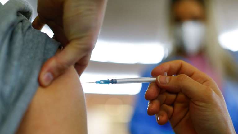 Eυρωπαϊκός Οργανισμός Φαρμάκων: Ίσως και στα τέλη Μαΐου η έγκριση του εμβολίου της Pfizer για παιδιά 12 ετών