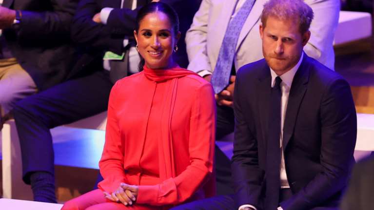 Μια μέρα σαν όλες τις άλλες: Η Μέγκαν Μαρκλ πήγε για πεζοπορία με athletic look την ώρα που ο πεθερός της στεφόταν βασιλιάς