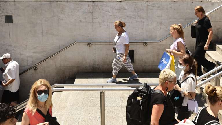 Κορονοϊός: Θα είναι σε έξαρση τον Αύγουστο - Γεμάτα τα κρεβάτια στο &quot;Σωτηρία&quot;