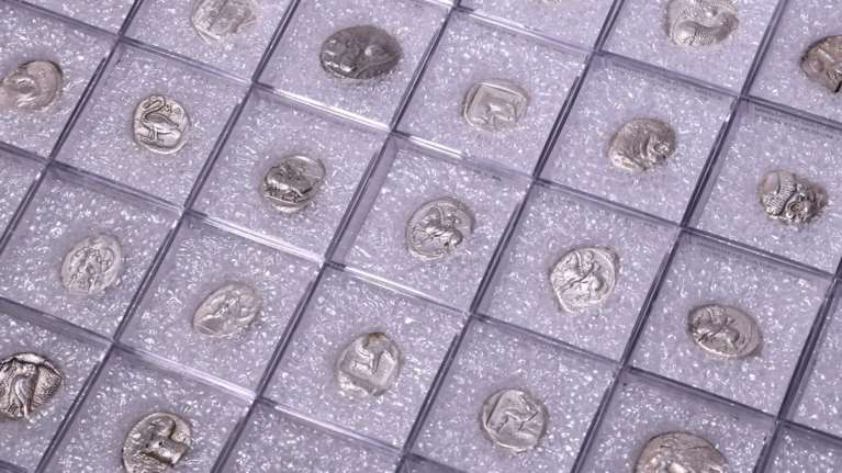 Παραδόθηκε στην Τουρκία θησαυρός αρχαίων νομισμάτων που κατασχέθηκε στον Έβρο [εικόνες]