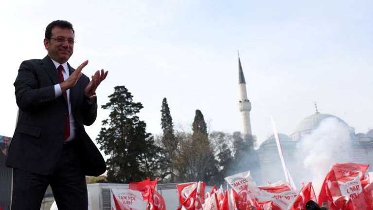 Ιμάμογλου στο Politico: "Εγώ μπορώ να νικήσω τον Ερντογάν - Η Ελλάδα παραβιάζει τις συμφωνίες στο Αιγαίο"