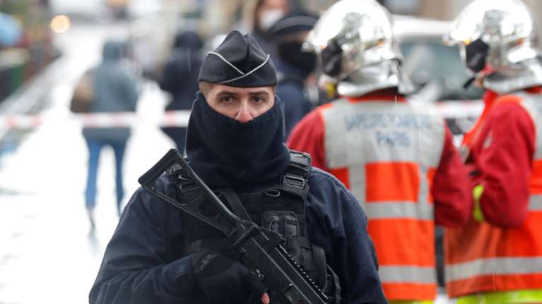 Φρίκη στη Γαλλία: Πτώμα 12χρονης εντοπίστηκε σε βαλίτσα στο Παρίσι - Είχε μαχαιριές στον λαιμό της και το σώμα της [βίντεο]