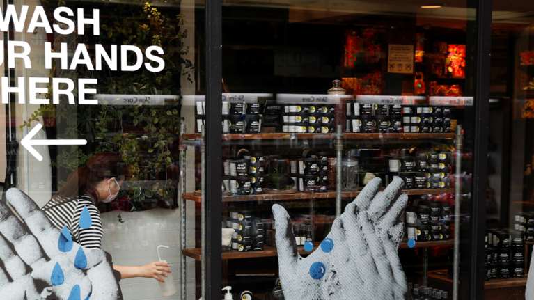 Ποιες επιχειρήσεις ανεβάζουν ρολά αύριο Δευτέρα - Οι κανόνες επαναλειτουργίας τους