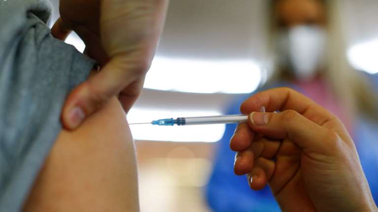 Πάνω από 5,3 εκατ. Ελληνες έχουν κάνει τουλάχιστον α&#39; δόση εμβολίου - Σκέρτσος: Χρειάζεται καρότο και μαστίγιο