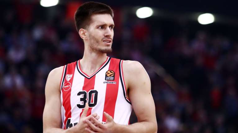 Ολυμπιακός: Στον Ερυθρό Αστέρα δανεικός ο Πετρούσεφ, διχασμένος ο κόσμος- &quot;Μόνο Θρύλος&quot; το μήνυμα του Σέρβου