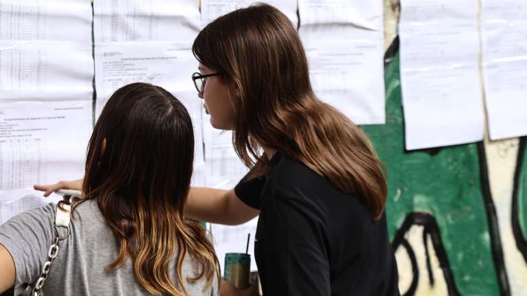 Βάσεις 2025: Οι εκτιμήσεις για κάθε πεδίο - Πού θα κυμανθούν νομικές, ιατρικές, πολυτεχνεία - Την Παρασκευή η ανακοίνωση