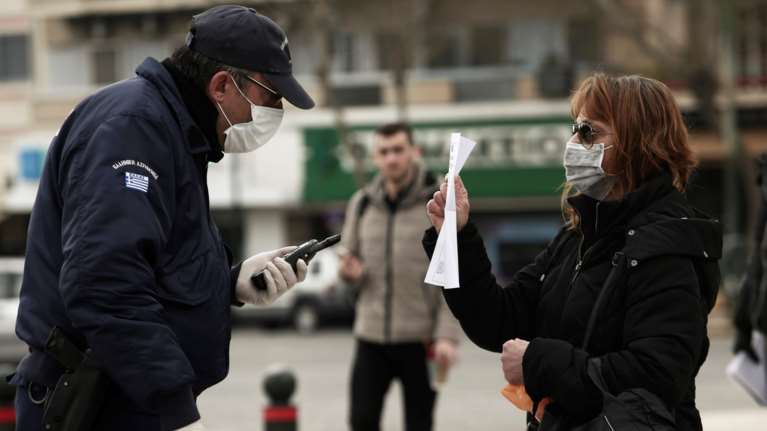 &quot;Βροχή&quot; από σήμερα τα πρόστιμα - Χθες 33 έσπασαν την απαγόρευση και 17 την καραντίνα