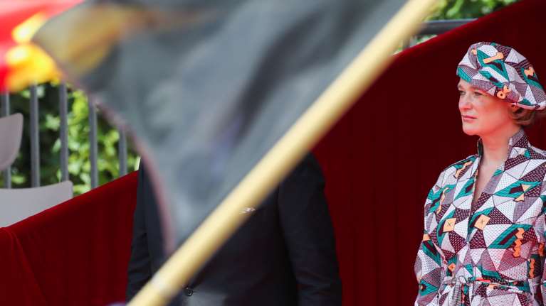 Η αυθάδης νόθα κόρη του βασιλιά: Η πριγκίπισσα Ντελφίν βγάζει γλώσσα στο παλάτι μετά τη δικαίωση