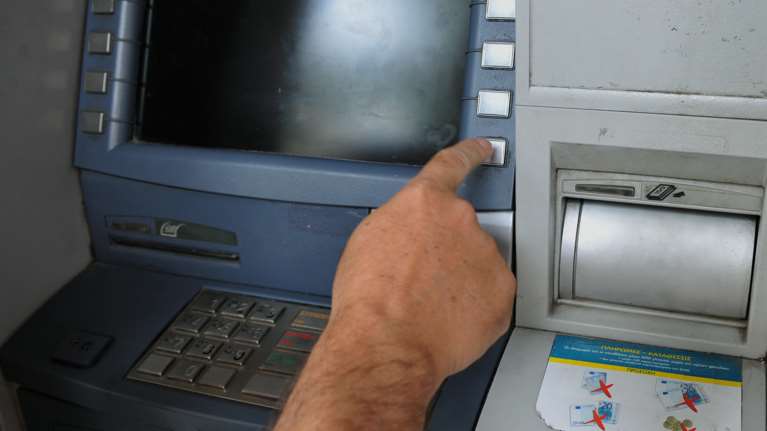 Απίθανο σκηνικό στη Θεσσαλονίκη: Πήγε να εισπράξει την σύνταξή της και έμαθε ότι είχε... πεθάνει