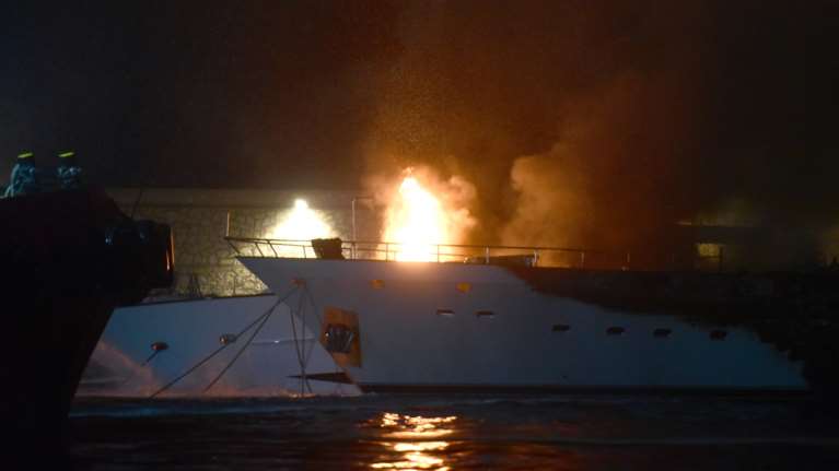 Μαρίνα Ζέας: Υποβρύχια πλάνα από τις βυθισμένες θαλαμηγούς - Στα 30 εκατ. η ζημιά για τους ιδιοκτήτες [βίντεο]