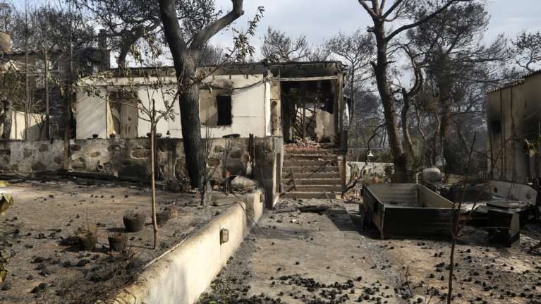 Τραγωδία στο Μάτι: Ραγίζουν καρδιές οι καταθέσεις - &quot;Έβλεπα ξύλα που καιγόντουσαν, τελικά ήταν οι γονείς μου&quot;