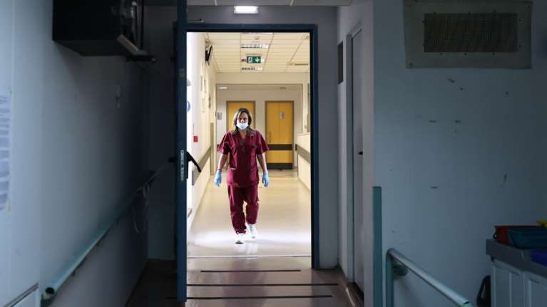 ΕΟΔΥ: Σε πτώση τα κρούσματα κορονοϊού και γρίπης - Ένας νέος θάνατος από covid και 47 εισαγωγές