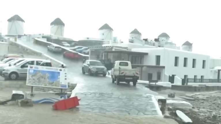 Συνεχίζεται η κακοκαιρία στη Μύκονο: Νέο μήνυμα 112 &quot;περιορίστε τις μετακινήσεις σας&quot;