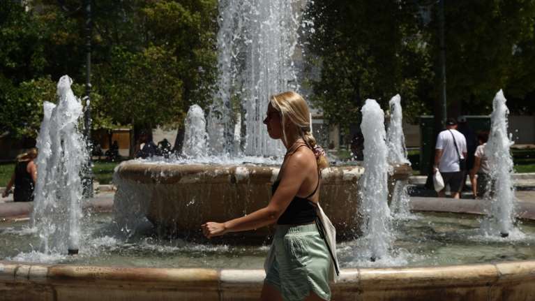 Καιρός: Επικίνδυνο κοκτέιλ ζέστης και ισχυρών ανέμων - Ερχεται &quot;θερμικός θόλος&quot; με 43άρια