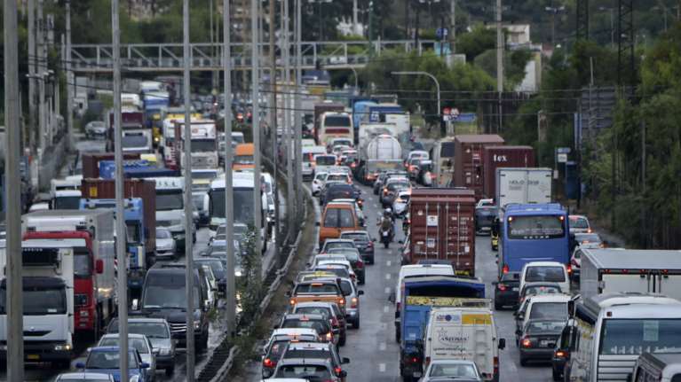 Καραμπόλα τριών οχημάτων στην Αττική Οδό - Μεγάλες καθυστερήσεις στο ρεύμα προς Ελευσίνα, κίνηση σε όλο το Λεκανοπέδιο