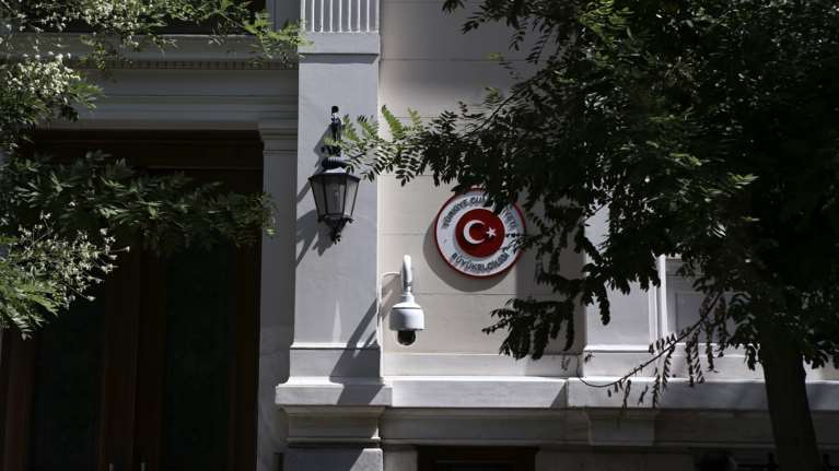 Ευχές στα ελληνικά από την τουρκική πρεσβεία - "Καλό Πάσχα στους Ορθόδοξους συμπολίτες μας και στον ελληνικό λαό"