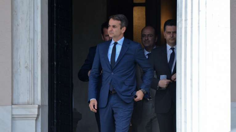 Επιχείρηση επιστροφής στην κανονικότητα με εξαγγελίες, περιοδείες και στο βάθος ημερομηνία εκλογών