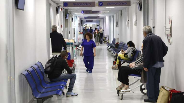 Τζάνειο: &quot;Παλεύουν να κρατήσουν τη μαμά στη ζωή&quot; - Με πολυοργανική ανεπάρκεια η 62χρονη μετά από λάθος μετάγγιση αίματος