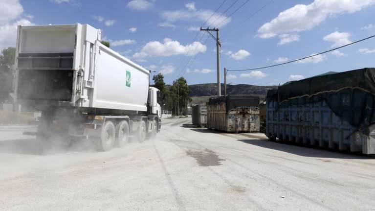 Θεσσαλονίκη: Πέταξε κατά λάθος στα σκουπίδια σακούλα με χρυσαφικά - Άδειασαν το απορριμματοφόρο για να τα βρουν