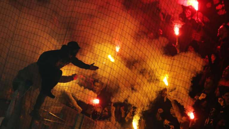 Οπαδική βία: Επίθεση με καπνογόνα σε φίλαθλο της ΑΕΚ στα Πατήσια