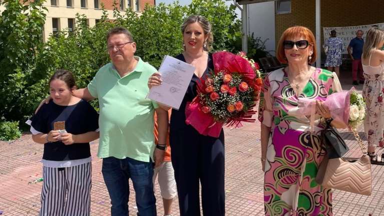 Η δύναμη της θέλησης: 39χρονη μητέρα δύο παιδιών από τη Λάρισα, πήρε πτυχίο σε τέσσερα χρόνια [εικόνες]