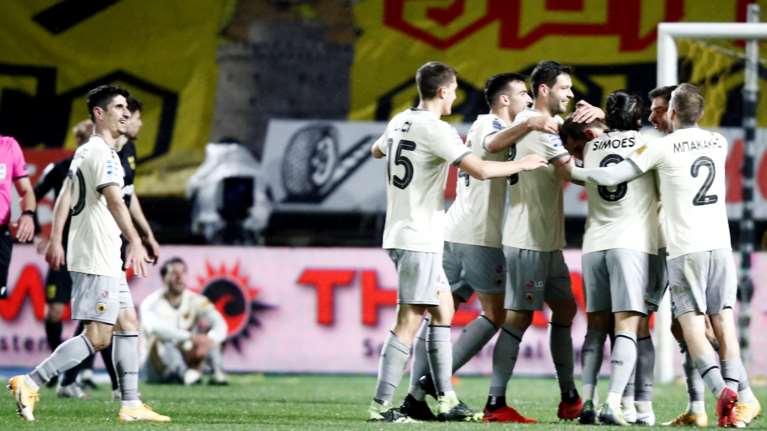 Super League: &quot;Διπλό&quot; στο &quot;Βικελίδης&quot; για την ΑΕΚ, στο -9 από Ολυμπιακό - Υποχώρησε τέταρτος ο ΠΑΟΚ [Βίντεο]