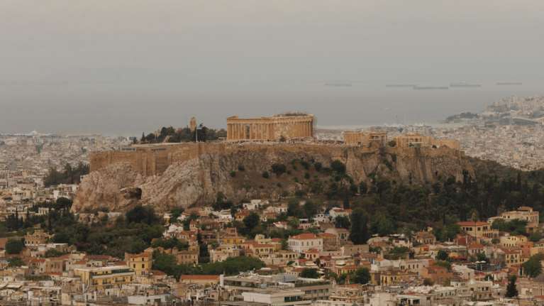 Η αφρικανική σκόνη σκέπασε την Αθήνα - Πού θα χτυπήσουν βροχές και άνεμοι πάνω από 90 km/h, οι χάρτες του meteo