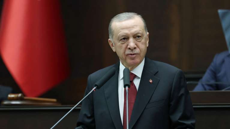 Ανάλυση: Πώς εξηγείται η αλλαγή της στάσης του Ερντογάν στον πόλεμο Ισραήλ - Χαμάς: Από την μετριοπάθεια στις έξαλλες φωνές