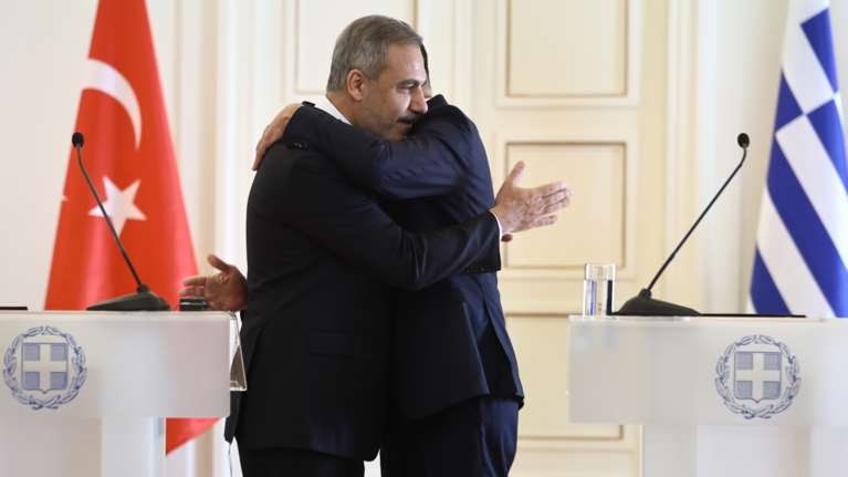 Οι αγκαλιές Γεραπετρίτη - Φιντάν και οι &quot;κόκκινες γραμμές&quot; - Πού συμφώνησαν ότι διαφωνούν Ελλάδα και Τουρκία