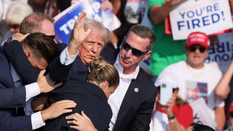 Επίθεση στον Ντόναλντ Τραμπ: Η ανεπαίσθητη κίνηση της τελευταίας στιγμής που του έσωσε τη ζωή