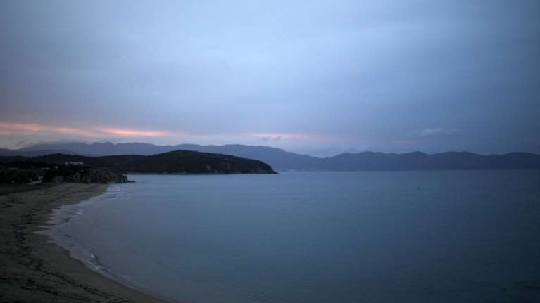 Χαλκιδική: Προσωρινή απαγόρευση κολύμβησης  λόγω διαρροής λυμάτων - Ποιες ακτές αφορά