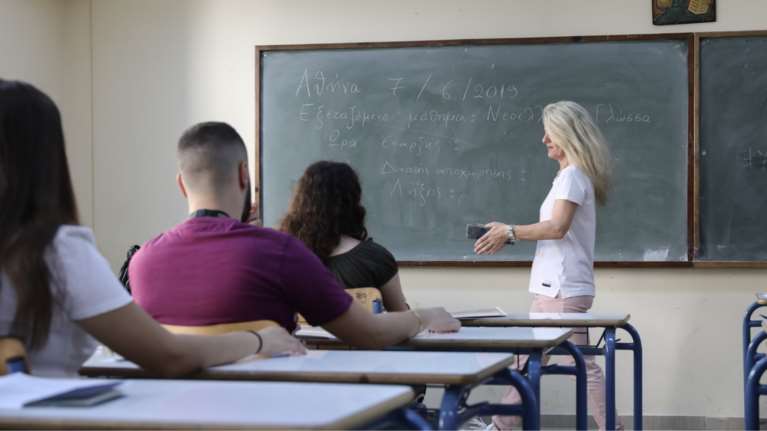 Σήμερα η απόφαση για νέα αναστολή λειτουργίας των σχολείων - Έως 30% η μείωση της ύλης των πανελλαδικών