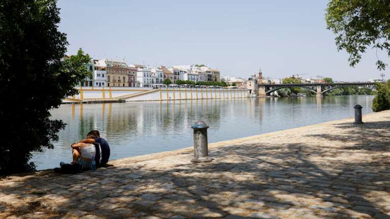 Καύσωνας πλήττει τη νότια Ευρώπη: Θερμοκρασίες ως 44 βαθμούς - Εκτακτα μέτρα και &quot;κλιματικά καταφύγια&quot;