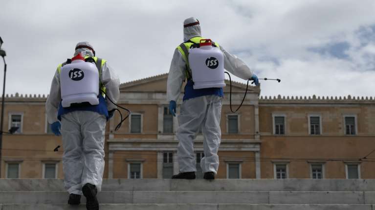 Στις 15 Απριλίου οι αποφάσεις για απαγόρευση κυκλοφορίας, σχολεία και Πανελλαδικές