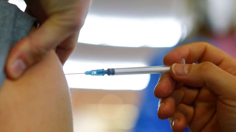 Κορονοϊός: Τέταρτη δόση εμβολίου για όλους άνω των 30 ετών εισηγείται η Επιτροπή των Ειδικών