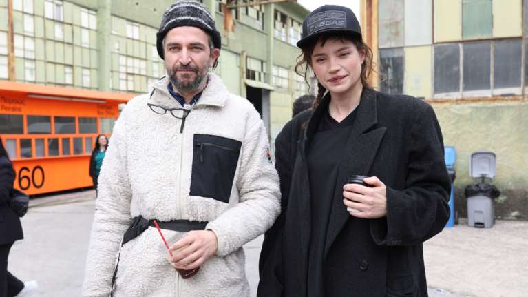 Άρης Σερβετάλης: Σπάνια δημόσια εμφάνιση με τη σύζυγό του, Έφη Μπίρμπα