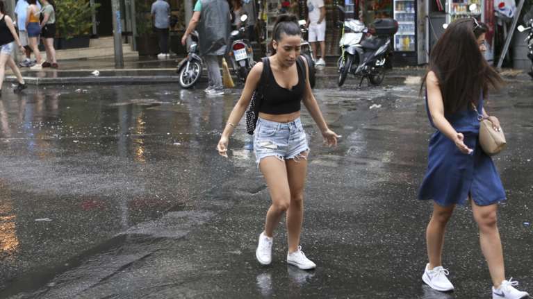 Καιρός: Καταιγίδες, χαλάζι και ισχυροί άνεμοι μέχρι το απόγευμα – Επικαιροποιήθηκε το έκτακτο δελτίο