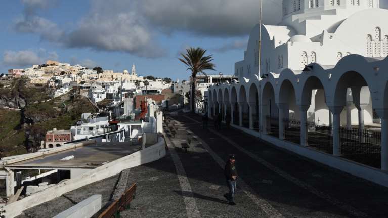 Ημέρες αγωνίας στη Σαντορίνη: Μπαράζ σεισμικών δονήσεων άνω των 4 Ρίχτερ - Ερημοι οι δρόμοι στο νησί