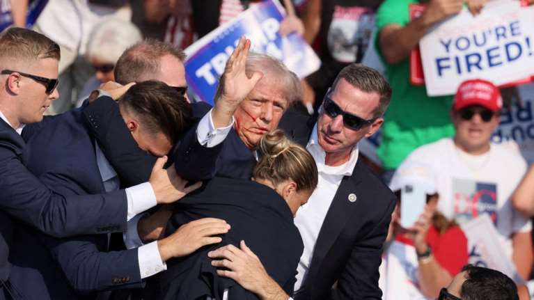 Φωτογράφος αποτύπωσε τη σφαίρα τη στιγμή που τραυματίζει στο αυτί τον Ντόναλντ Τραμπ- Συμβαίνει μια φορά στο εκατομμύριο