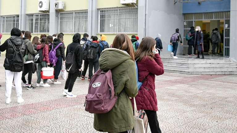 Σχολεία: Πώς, πότε και ποιοι μαθητές θα επιστρέψουν στα θρανία - Self tests ανά βδομάδα ζητά το υπουργείο Παιδείας