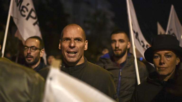 Επίθεση σε Βαρουφάκη: Σεσημασμένοι μπαχαλάκηδες οι δράστες - &quot;Μιλάει&quot; το κινητό του 17χρονου &quot;οπερατέρ&quot;