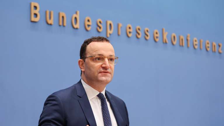 Σοκαριστική δήλωση Γενς Σπαν: Στο τέλος του χειμώνα ο κάθε Γερμανός ή θα έχει εμβολιαστεί ή ιαθεί ή πεθάνει