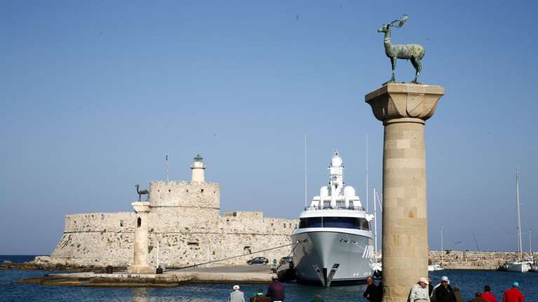 Τουρισμός: Μειωμένες αφίξεις από το εξωτερικό στη Ρόδο λόγω των πυρκαγιών - Σε πτωτική τροχιά Μύκονος και Σαντορίνη